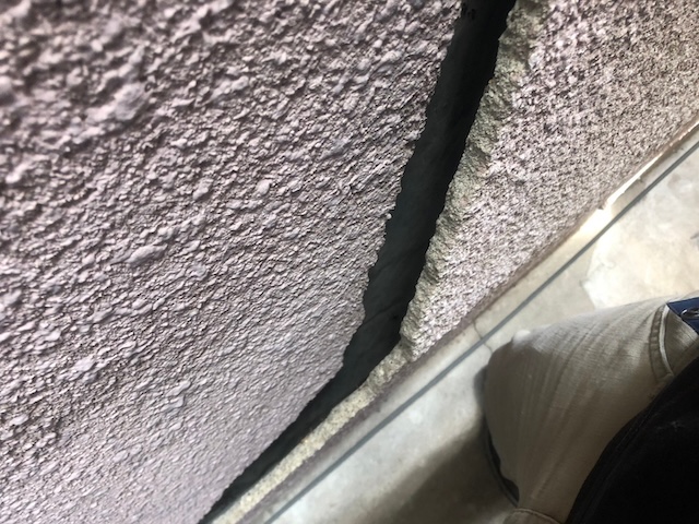 八尾市外壁の左官修理・塗装工事・基礎も崩れかけており、室内の壁と床も腐って落ちかけている状態